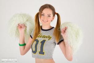 Tina in Showy Beauty set Win Hearts