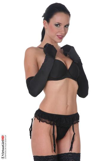 Gwen in Istripper set Simply Black