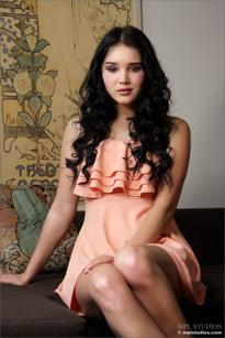 Malena F in Mpl Studios set Jeune Femme