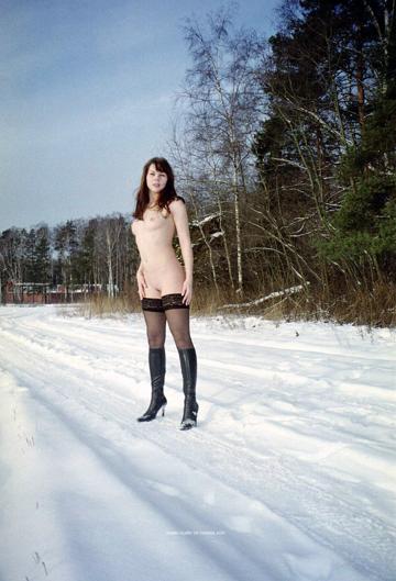 Veronika in Nude In Russia set Feel The Snow