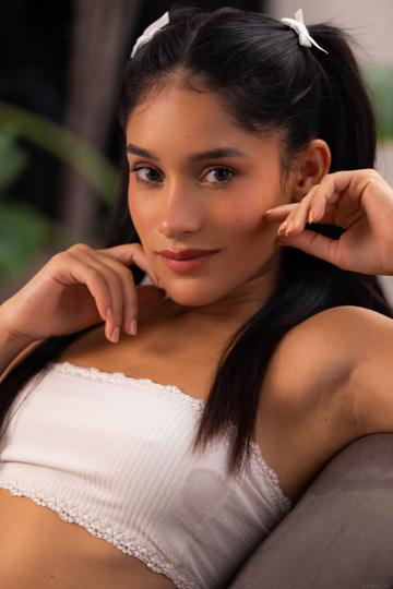 Carolina Guerrero in Sex Art set Naughty Looks