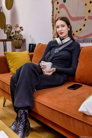 Chiara in Metart set Sound Check