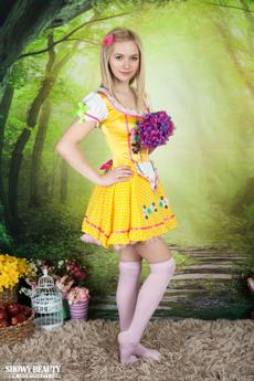 Lulya in Showy Beauty set Spring Mood