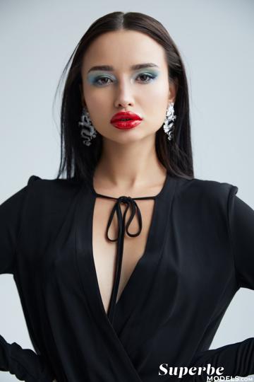 Jess Leon in Superbe set Loves Debut